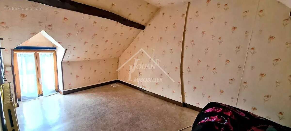 Maison à AINAY-LE-CHATEAU