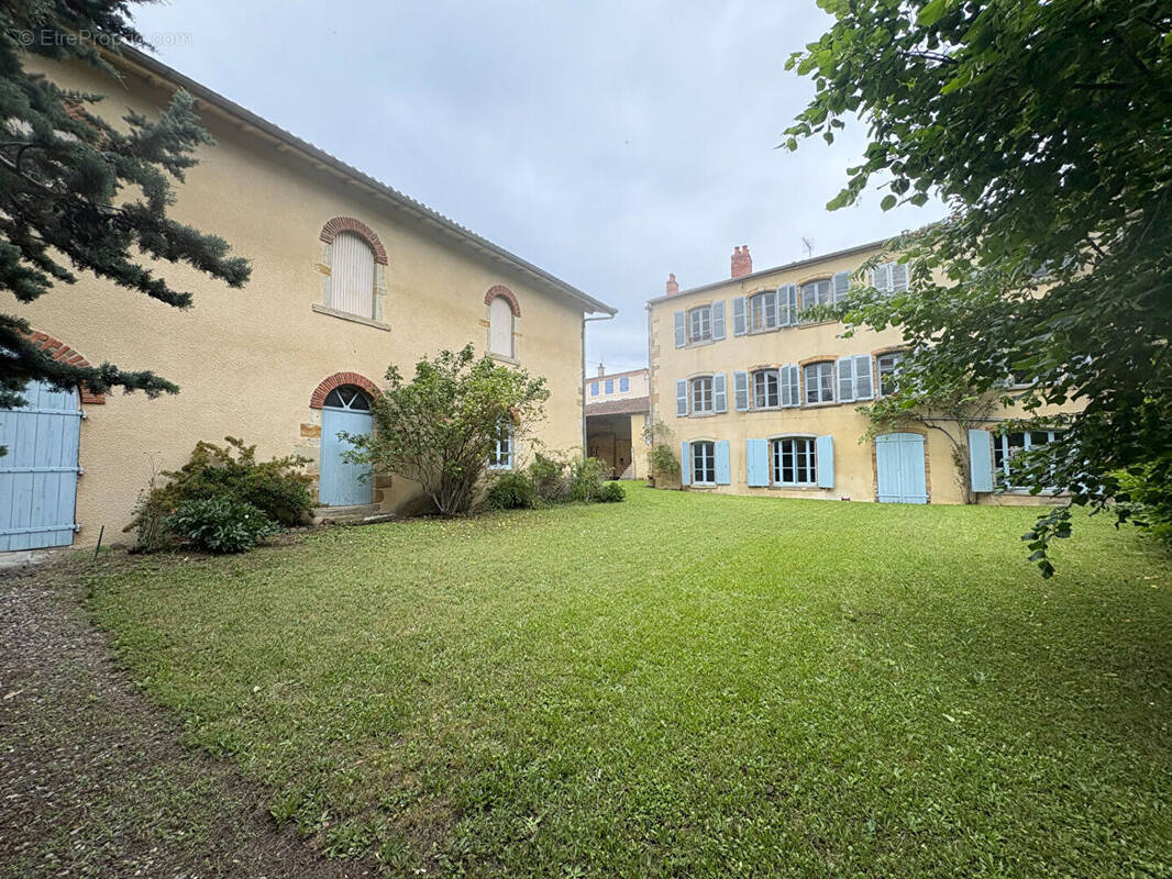 Maison à VIC-LE-COMTE