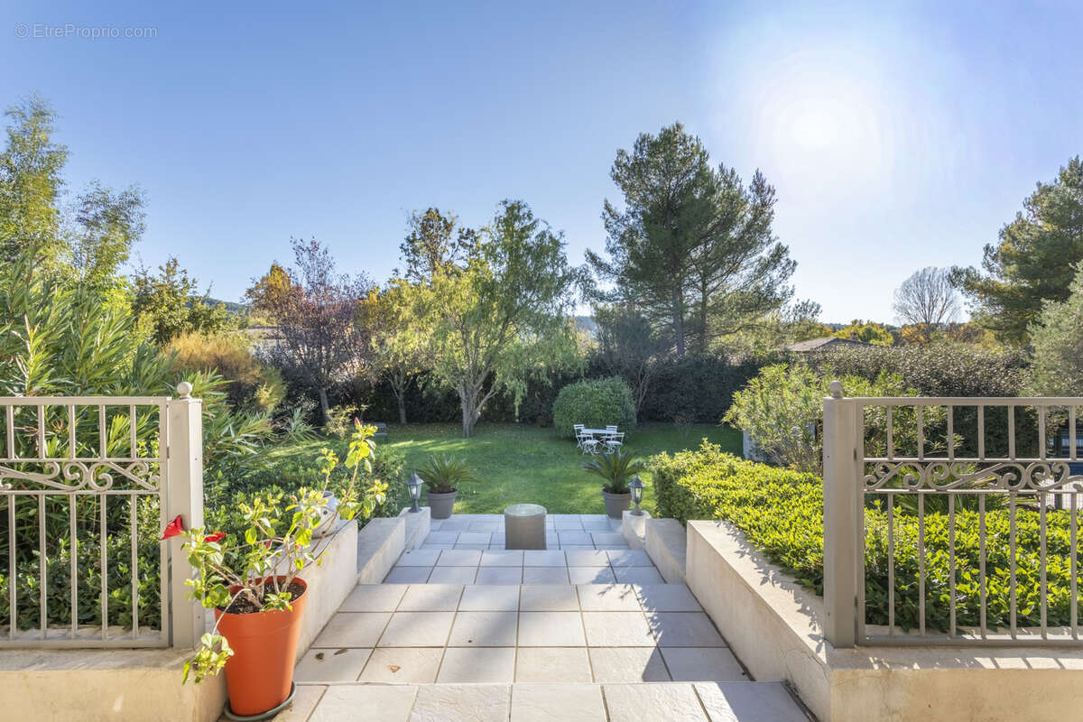 Maison à SIMIANE-COLLONGUE