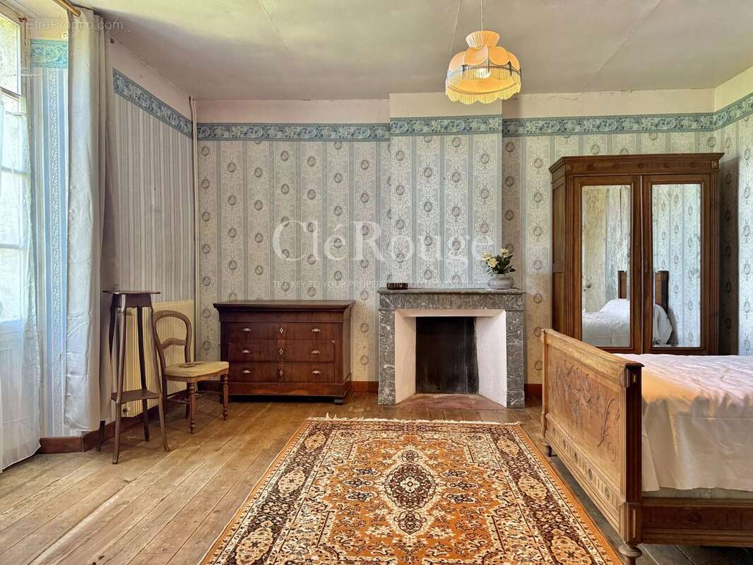 Monségur - Maison familiale de 5 chambres à rénover - photo 8