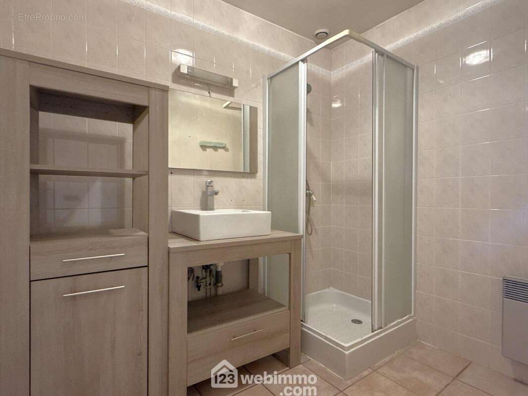 Et une salle d'eau (3,95 m2). - Maison à BUXEROLLES