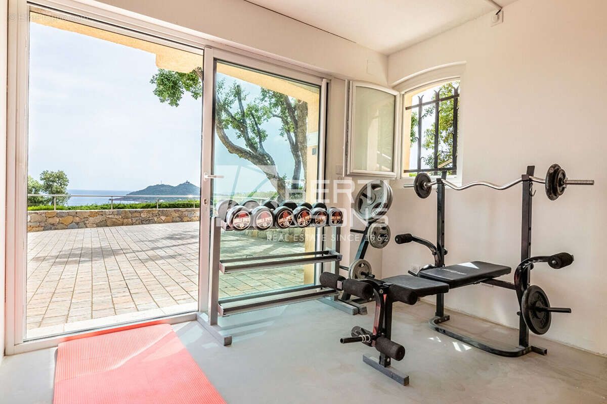Agay domaine prive - villa 213 m² vue mer panoramique, piscine et jacuzzi - photo 17