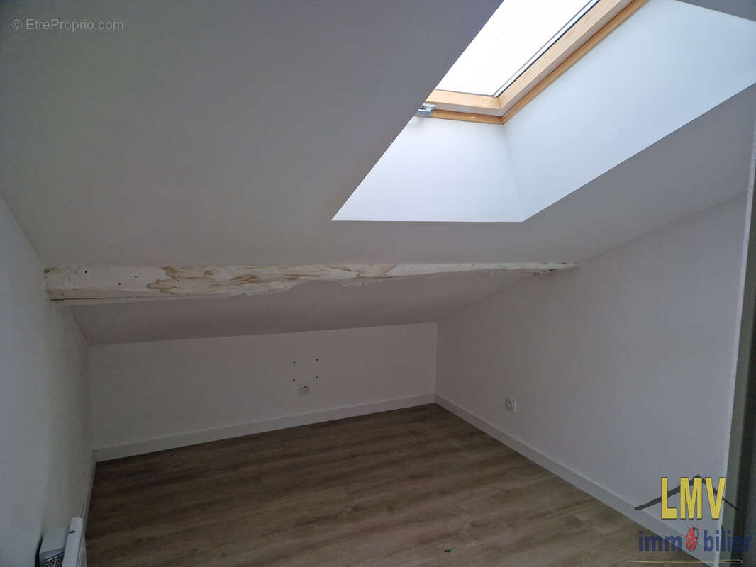 Immeuble avec local commercial et appartement T2 bis - photo 8