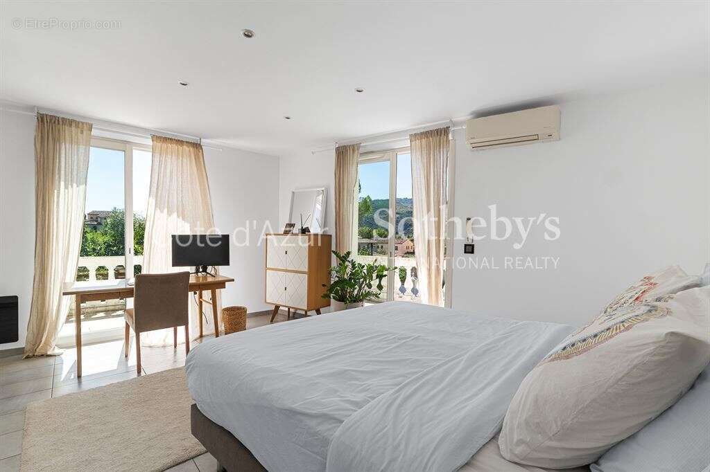 Maison à LA ROQUETTE-SUR-SIAGNE