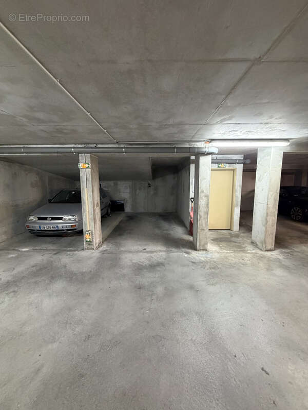 TOULON - ST JEAN - Place de parking dans une résidence récente et sécurisée, située à proximité des commerces. - photo 2