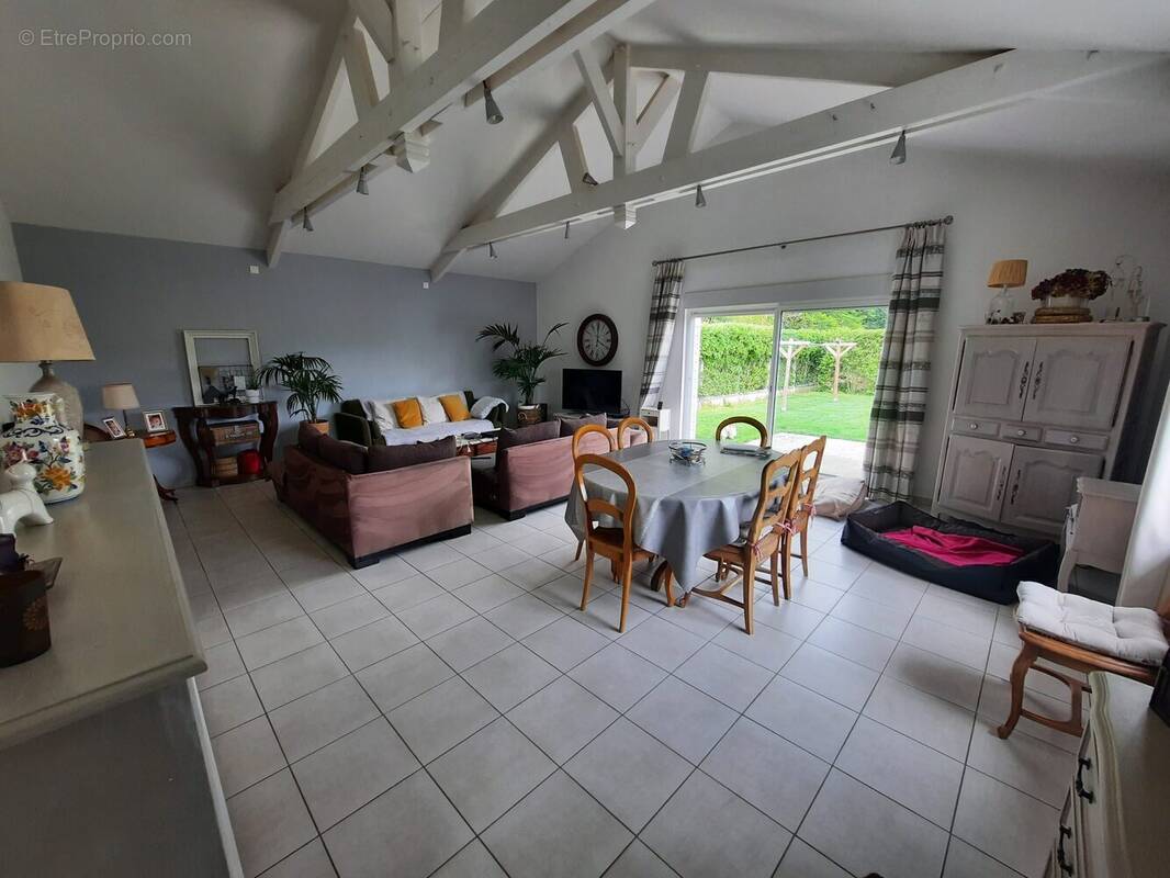 Vends maison F5 avec garage et jardin pour investissement à Terres de Bord - Maison à CRASVILLE