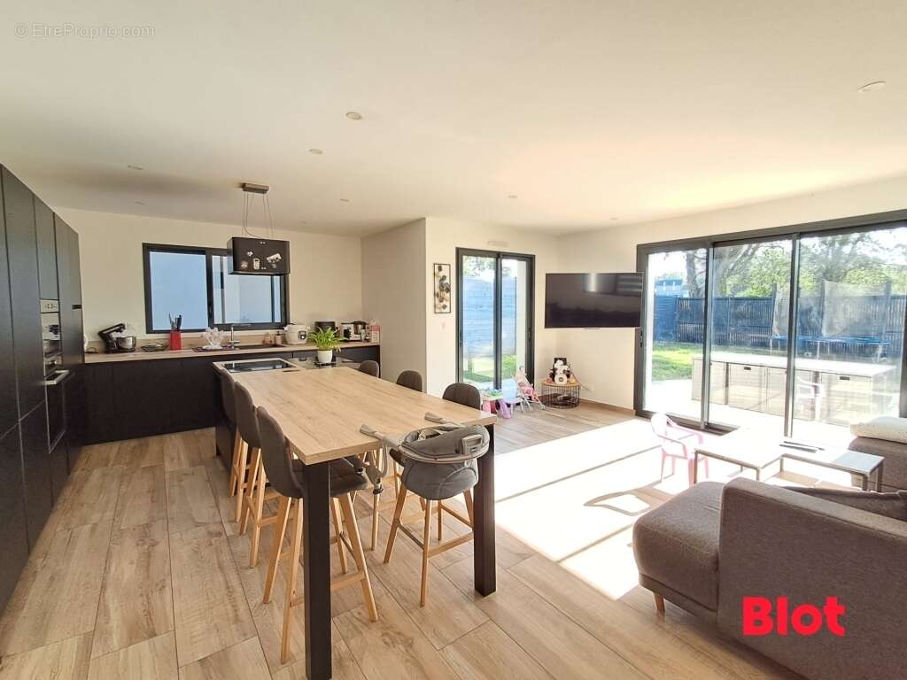 Maison 107 m² à Miniac-Morvan  - photo 4