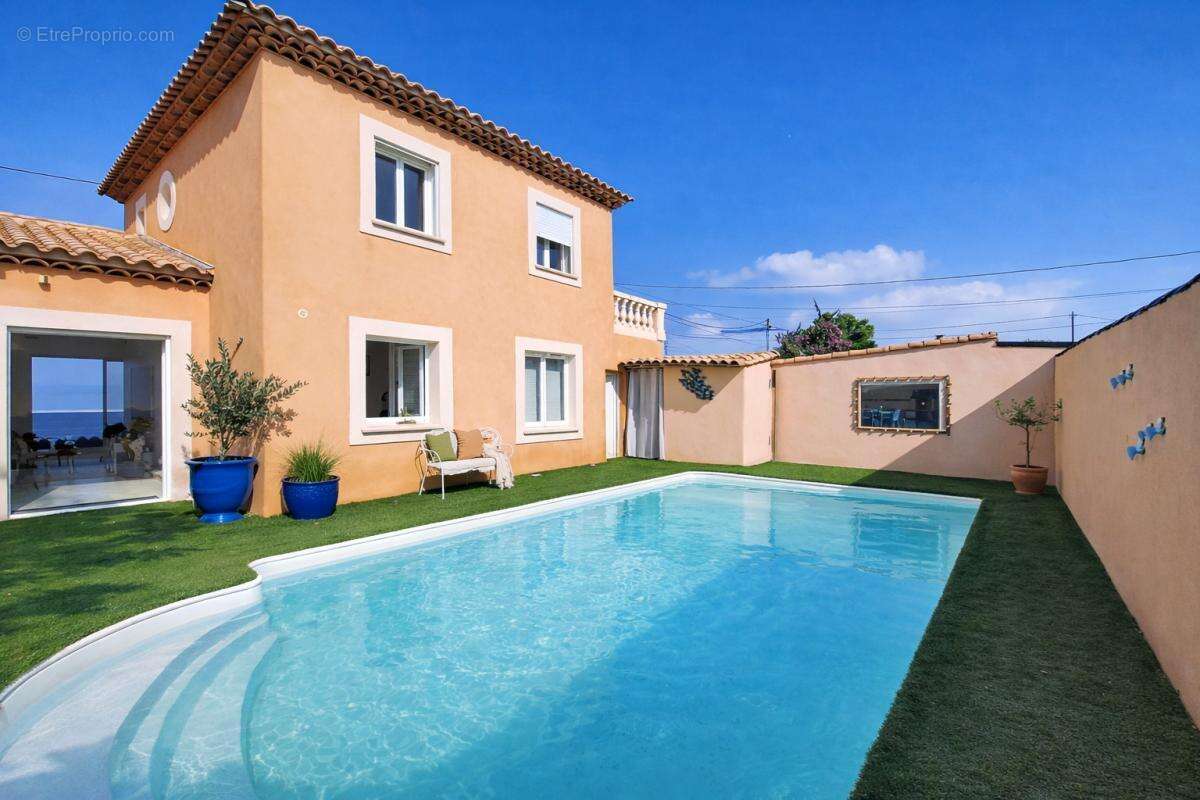 Maison à SAINT-MITRE-LES-REMPARTS