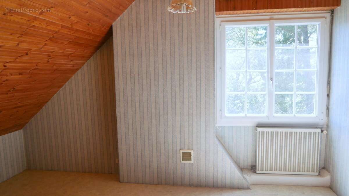 Maison à rénover - 208 m² avec dépendances sur 2100 m² de terrain - Proche commerces et écoles - photo 5