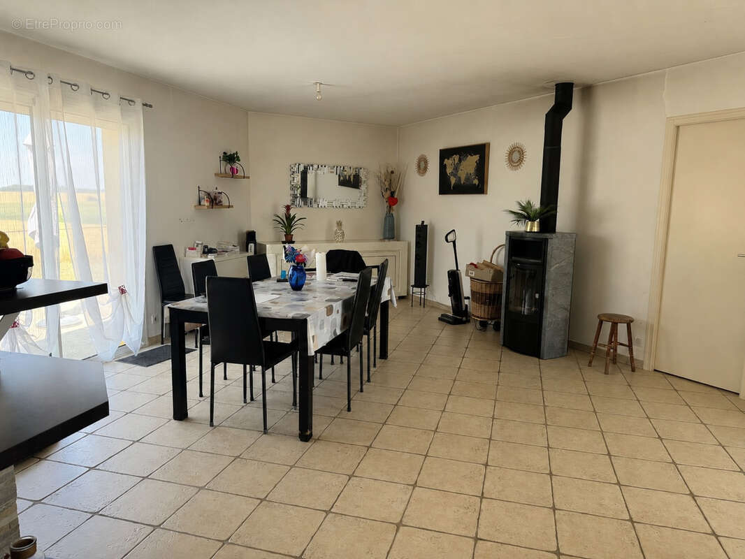 Maison de plain pied avec terrain clos - THIRE - photo 3