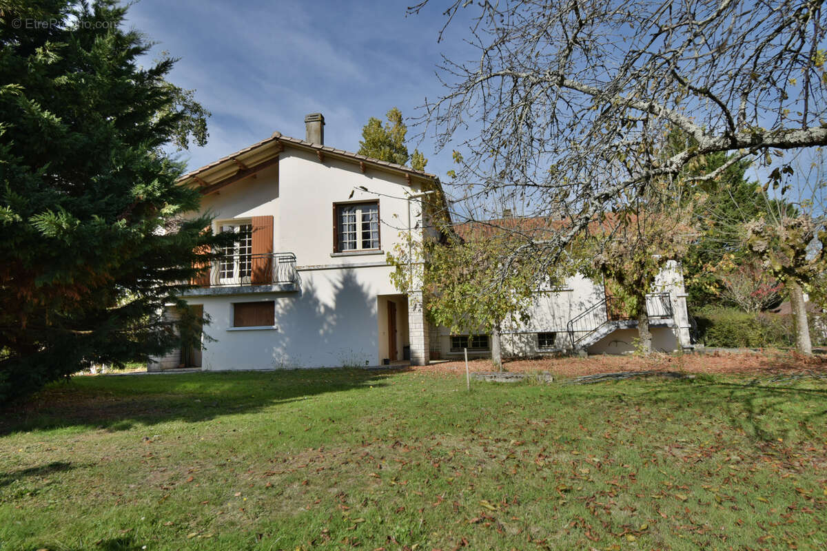 Maison à COURS-DE-PILE