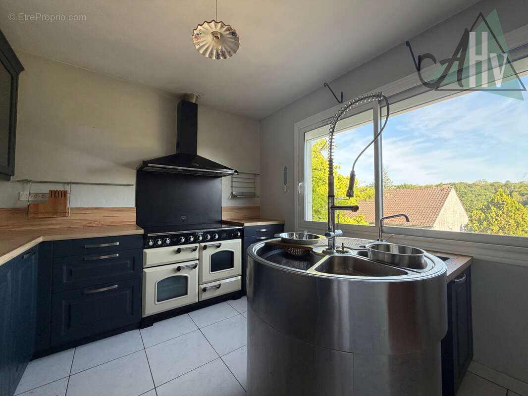 Maison  sur sous-sol total - 134 m2 - 6 pièces - jardin et garage à Saint-Brice. - photo 3