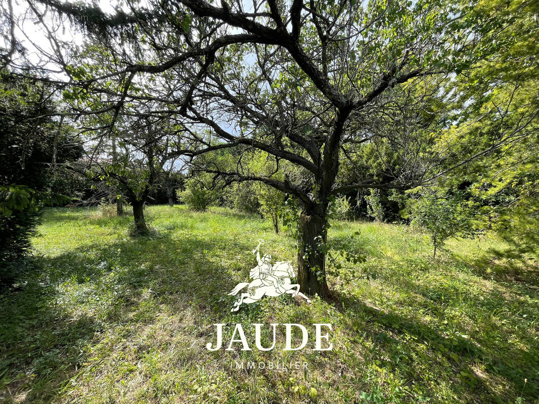 Terrain à PERIGNAT-LES-SARLIEVE