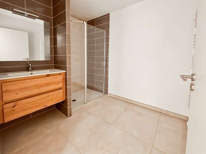 Appartement à VIC-LA-GARDIOLE