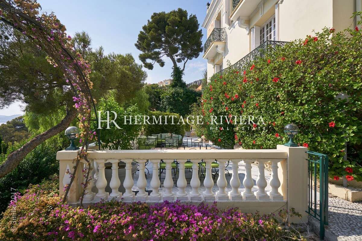 terrasse de la villa belle époque à vendre à cap-d'ail