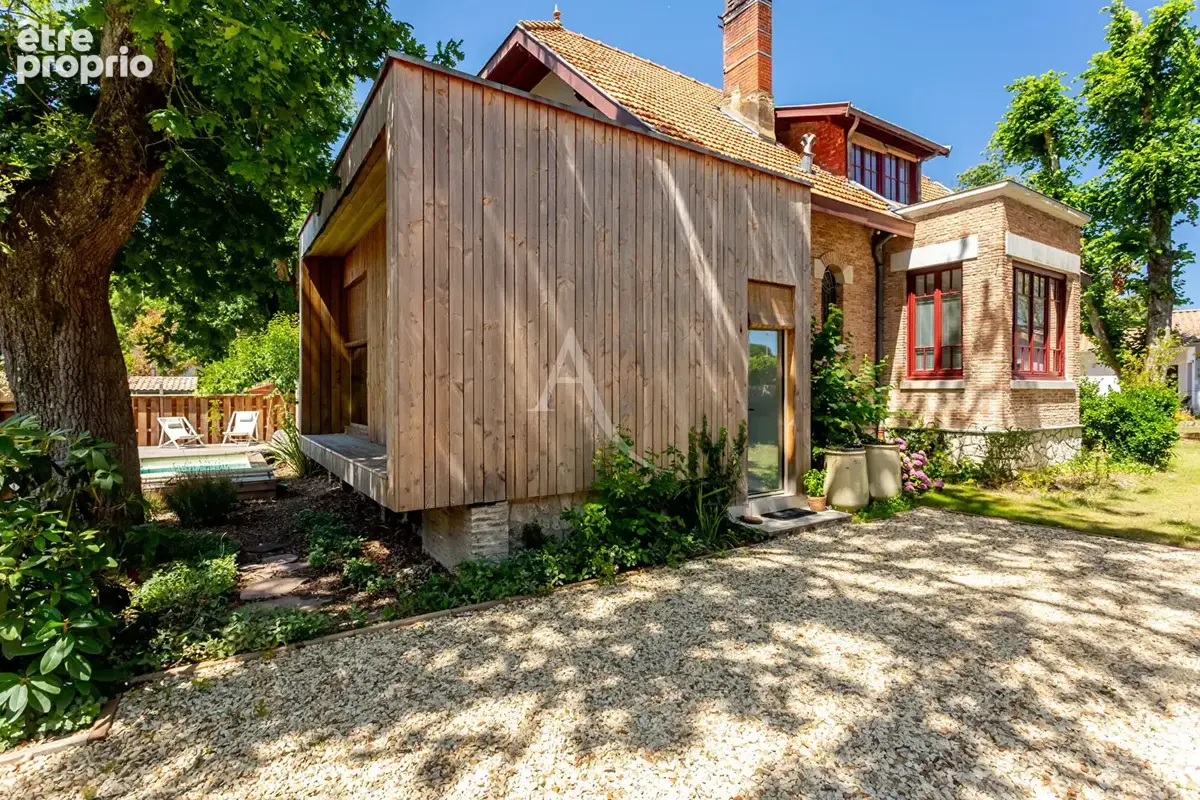 GRADIGNAN - Belle propriété de 231 m² aux belles prestations anciennes conservées - photo 2