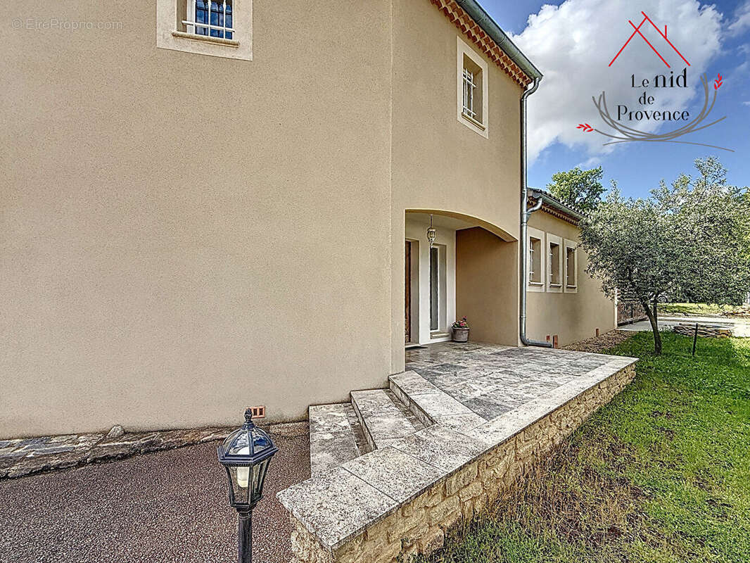 Maison à LA ROQUE-SUR-PERNES