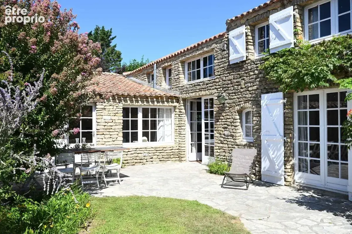 Belle propriété plein centre du village avec cours et jardin Les Portes En Re A VENDRE - photo 5
