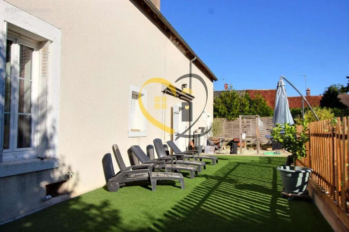 Maison familiale de 237 m² avec piscine – Chéry (18) - photo 3