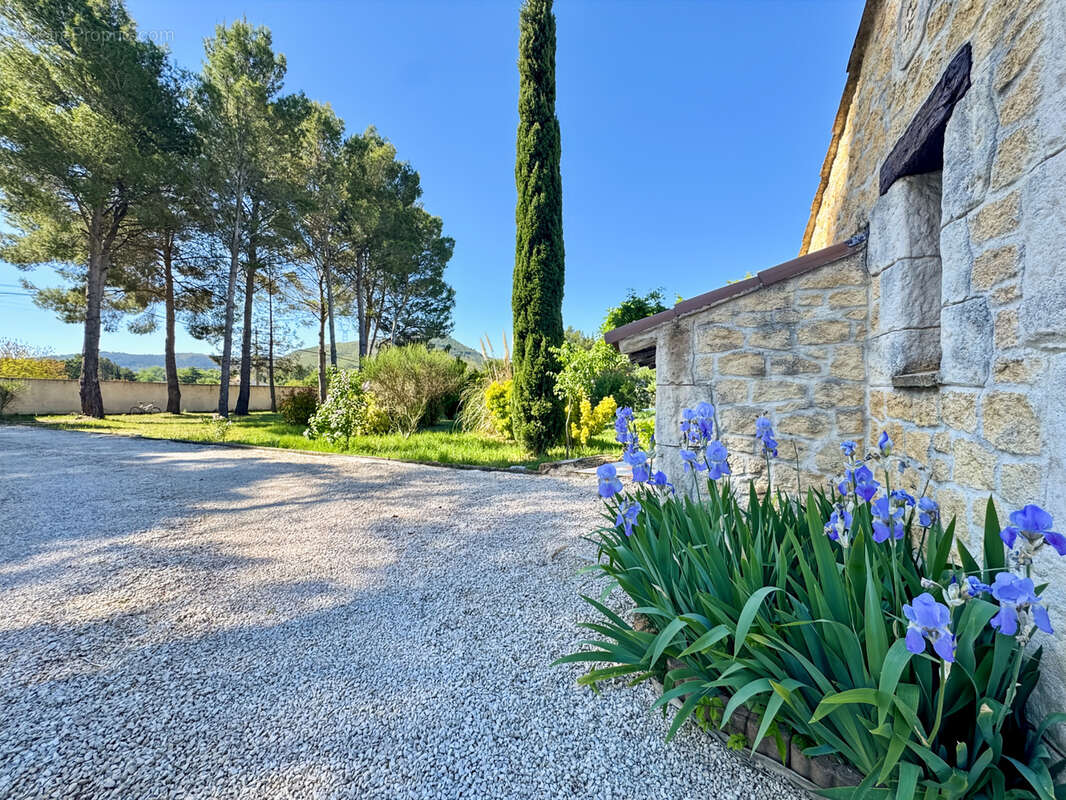Maison à VENTABREN