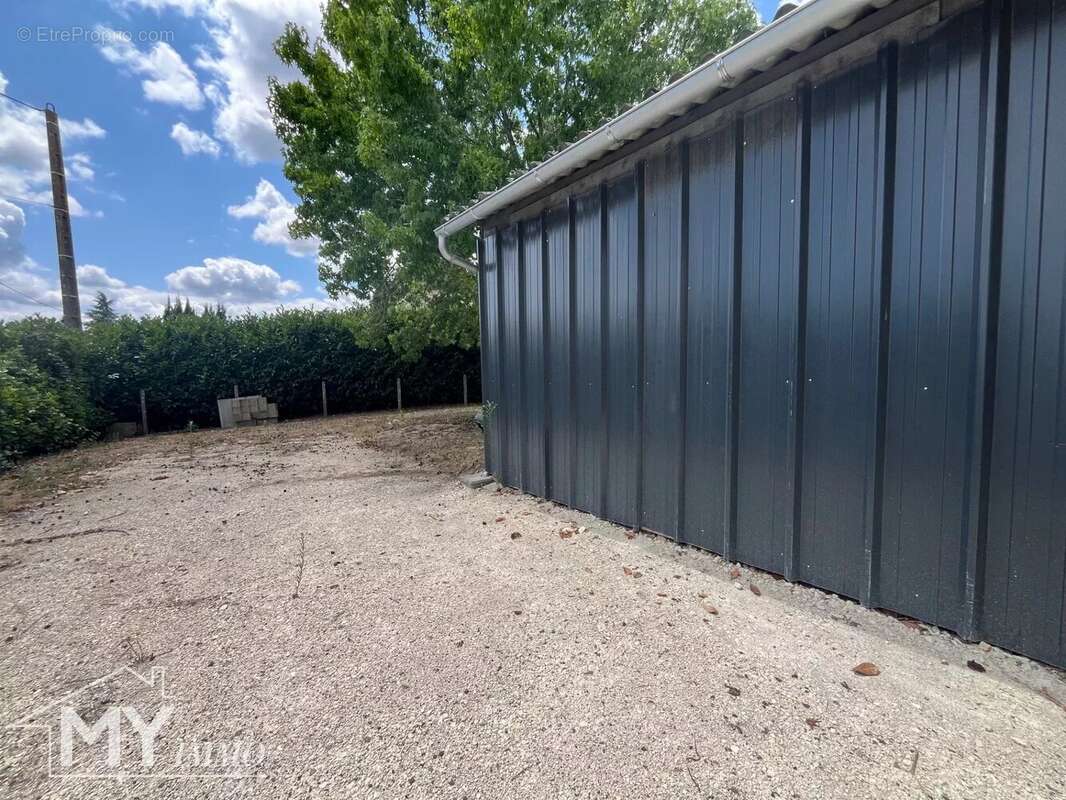 Terrain constructible à Pineuilh - 691 m² - photo 4