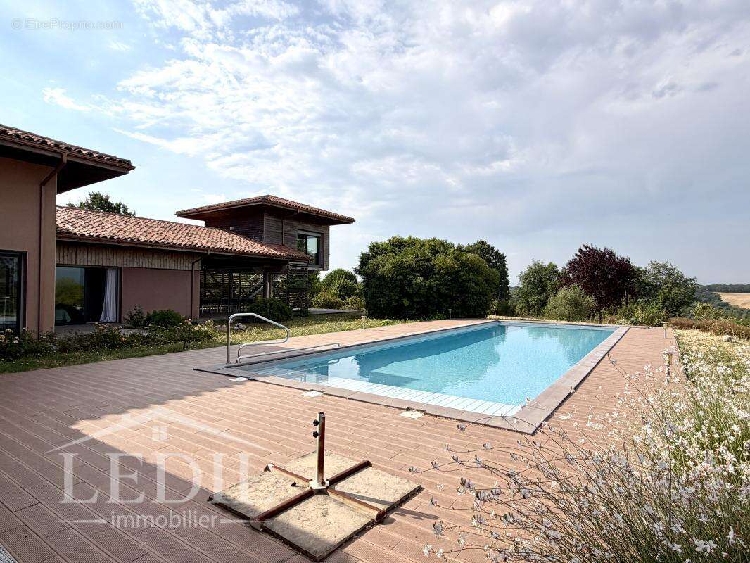 Belle propriété av garage, piscine et terrain clos - photo 3
