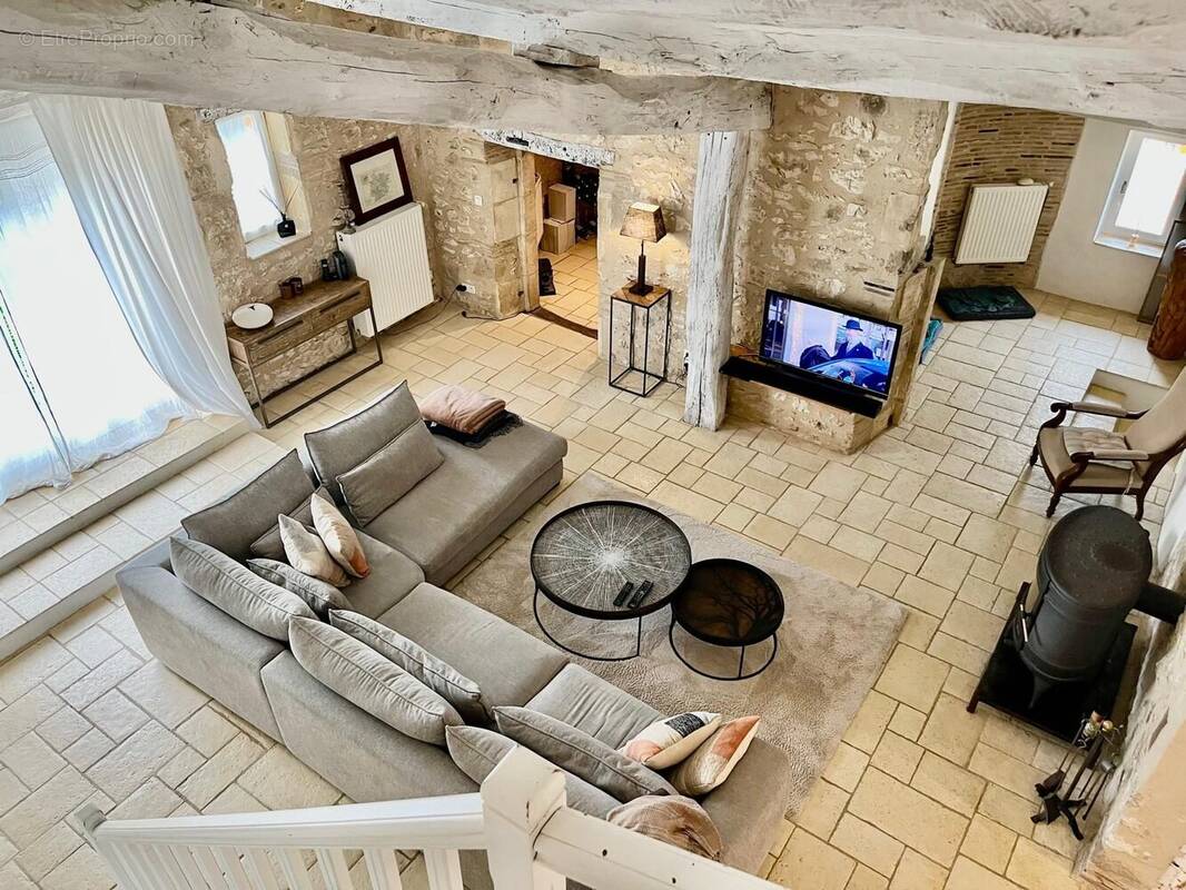 coin salon  avec poêle et 2 recoins à réinventer - Maison à VILLEREAL