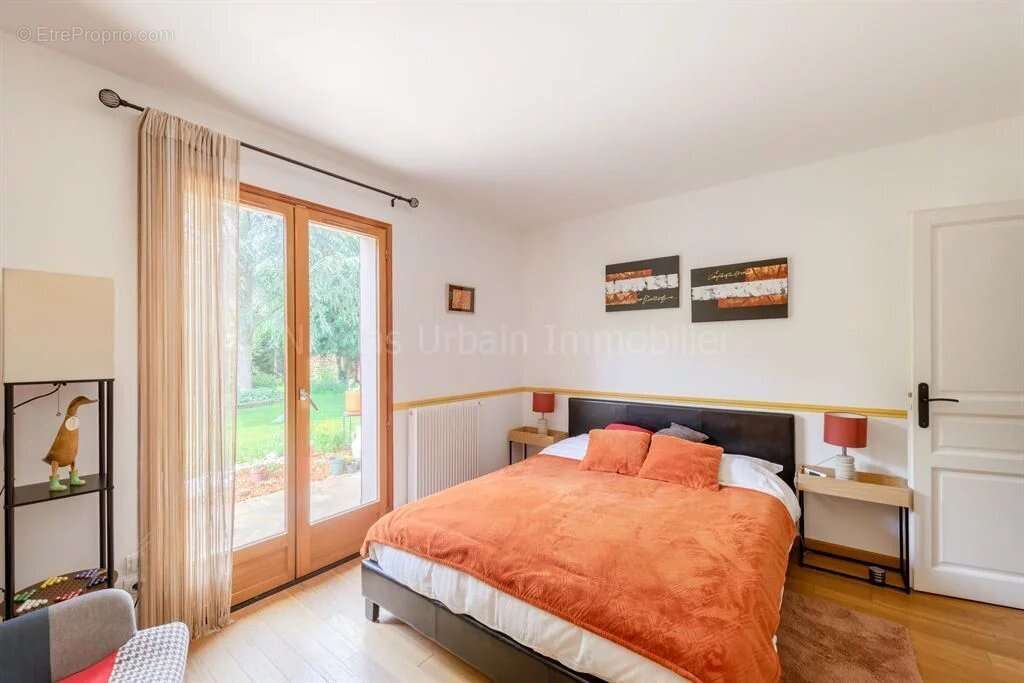 Maison à LE MESNIL-SAINT-DENIS