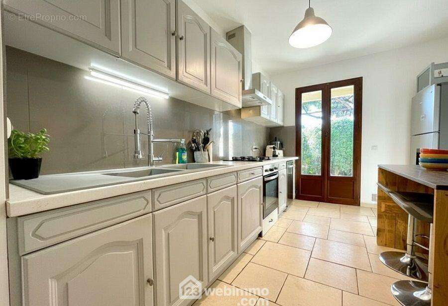 Cuisine indépendante fonctionnelle, adaptée à un usage quotidien. - Maison à SAINTE-MAXIME