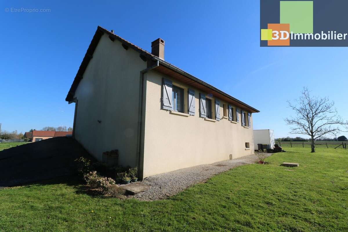 VUE ARRIERE GAUCHE - Maison à PIERRE-DE-BRESSE