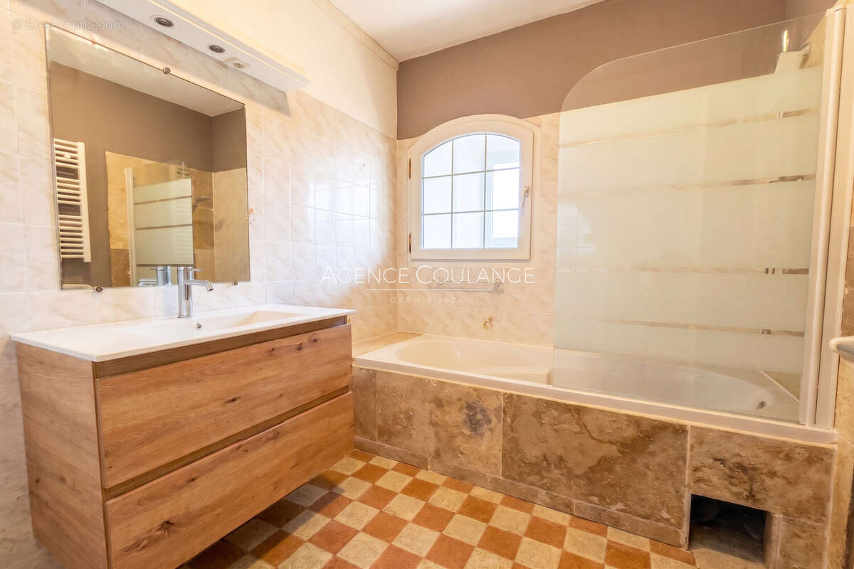 Appartement 68 m² à Marseille-9e  - photo 4
