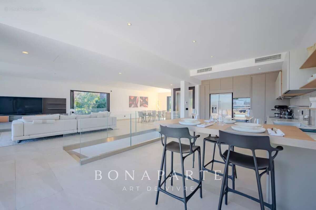 GASSIN - SAINT-TROPEZ Exclusivité : Magnifique villa-appartement en duplex avec très belle vue merUSIVITE : Magnifique "villa ap - photo 12
