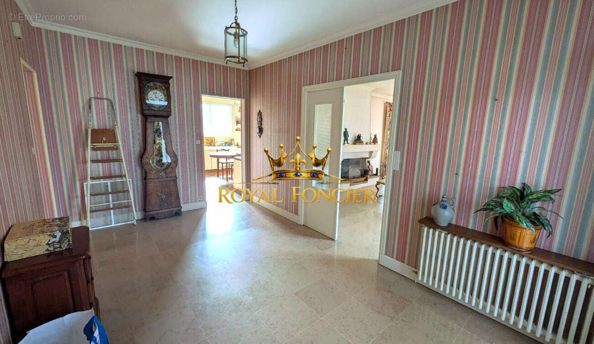 Maison 317 m² à Chatellerault  - photo 2