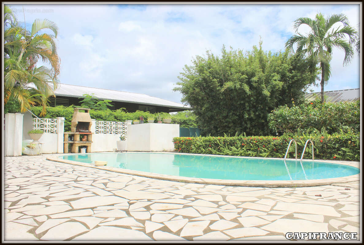 A vendre a kourou (97310) une magnifique maison en bois t5 de 106 m² avec 2 maisons t2 independantes - terrain de 775 m² - au pr - photo 3