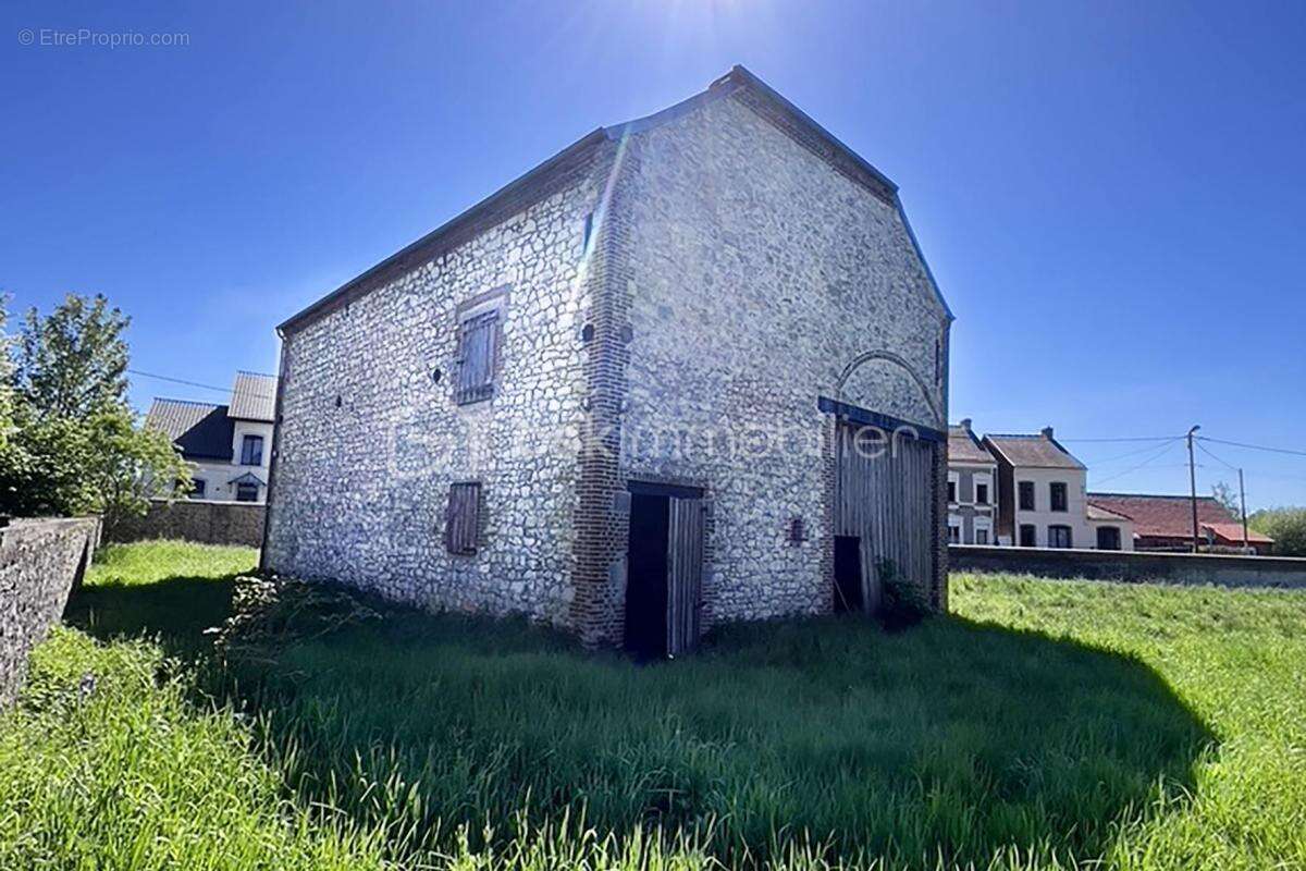 Grange de caractère sur terrain constructible de 753 m2 – Fort potentiel d’aménagement - photo 2