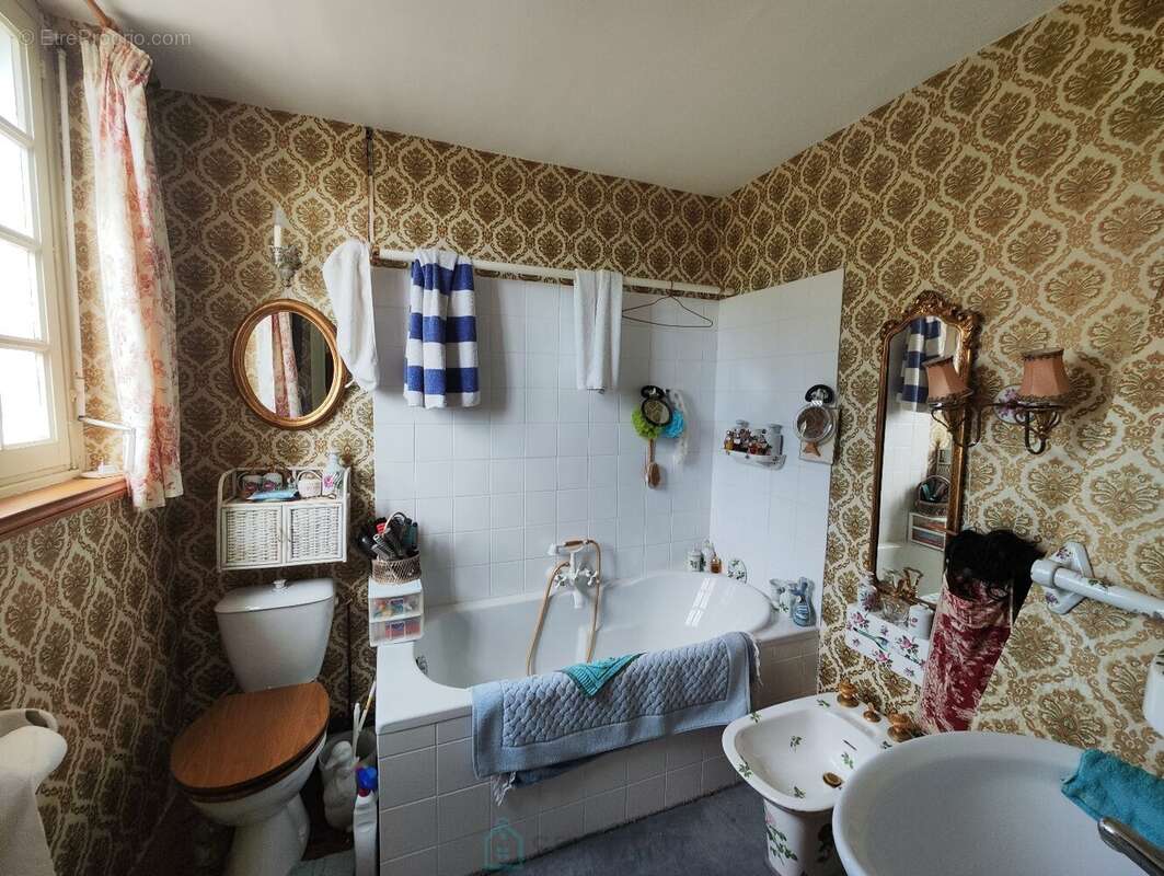 Sur plus de 3 ha de terrain, agréable maison avec dépendances - photo 10