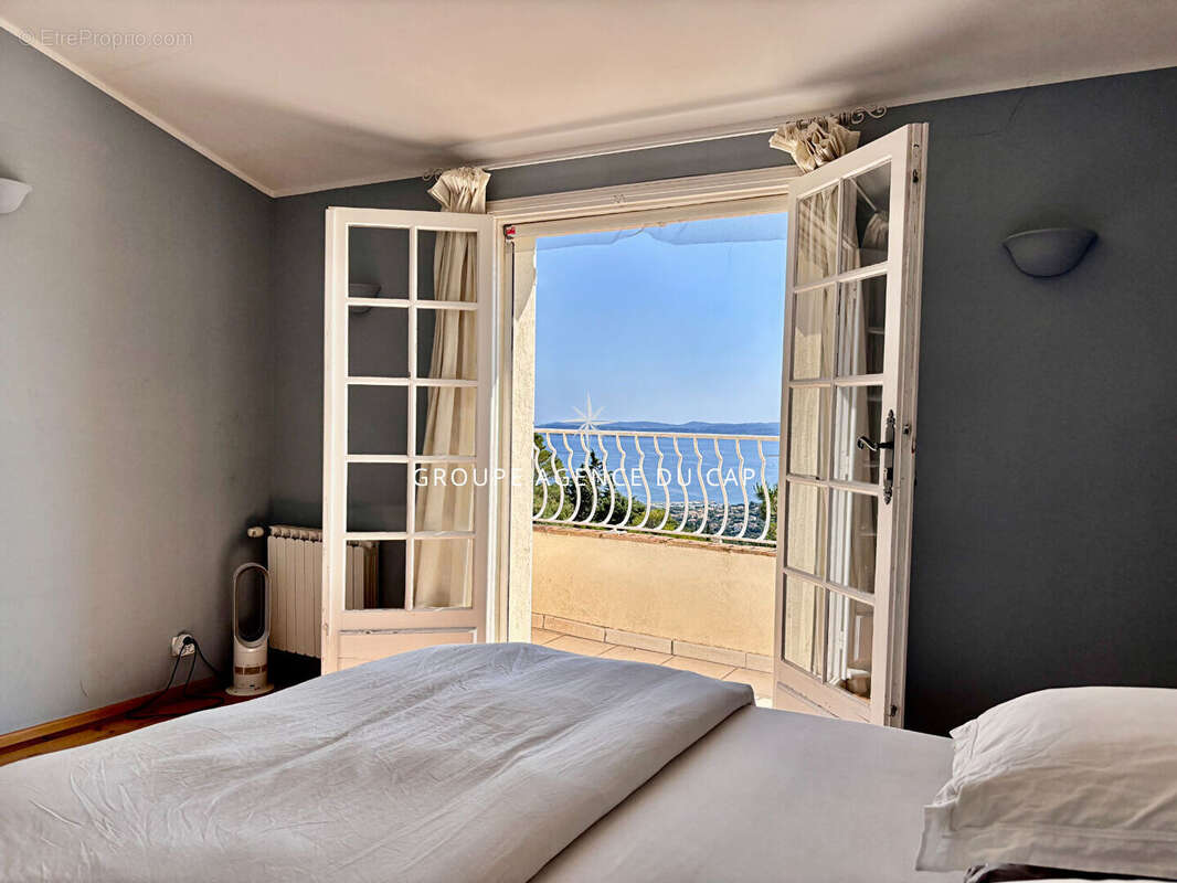 À vendre villa beaux volumes 6 chambres vue mer sud-ouest parkings aux issambres - photo 13