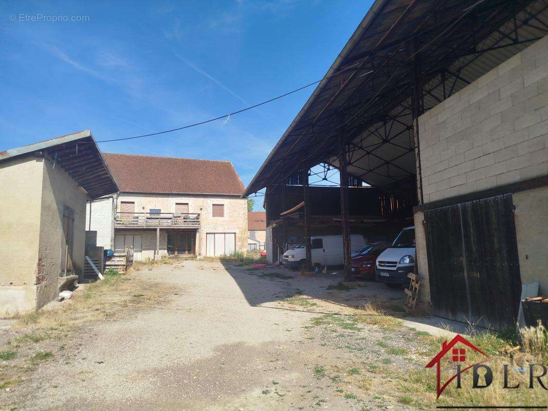 Ensemble immobilier compose de 3 maisons - photo 6