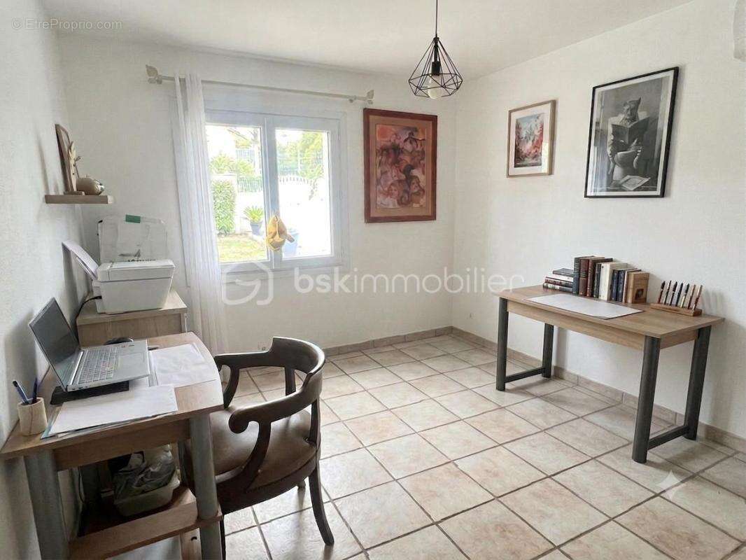 OLLIOULES – FAVEYROLLES - Maison familiale T9 de 160 m² avec annexes, piscine et terrain de 2 000 m² - photo 17