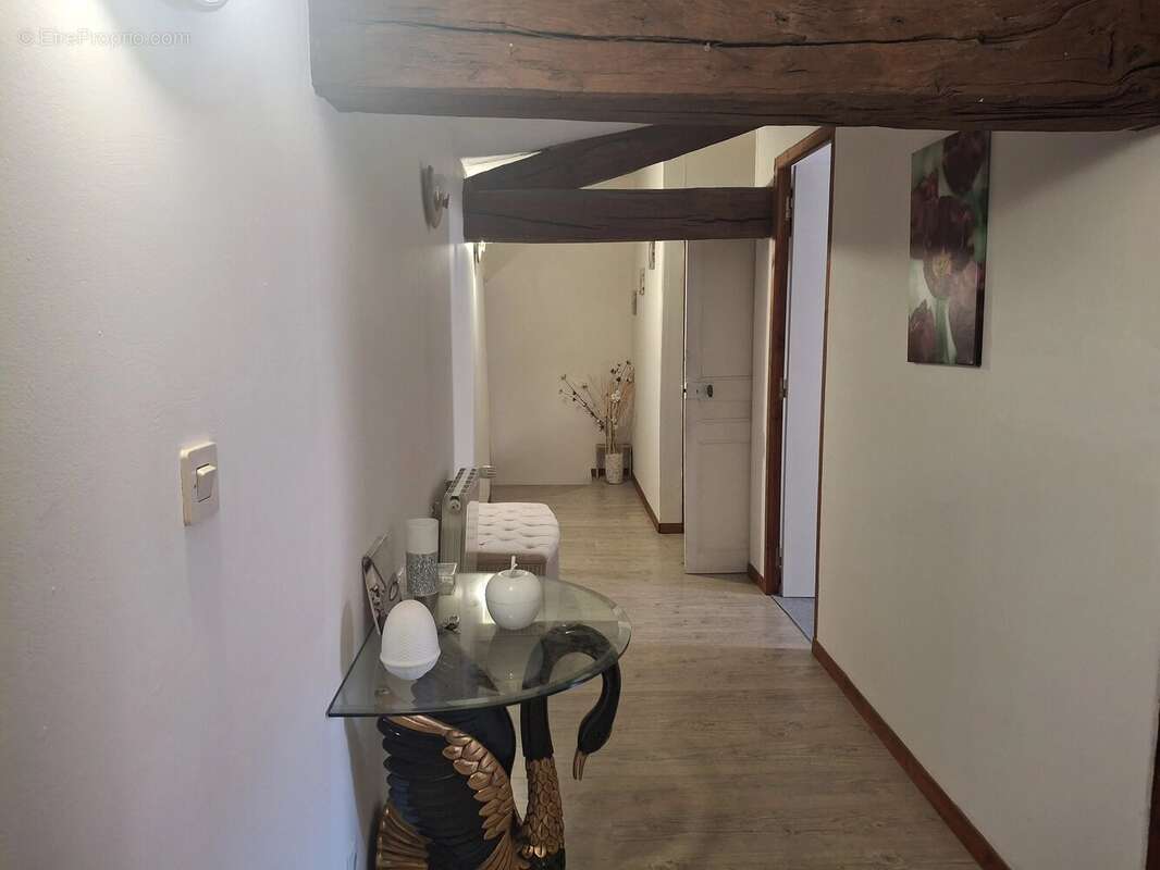 Maison familiale avec de nombreuses dépendances et du terrain - photo 12