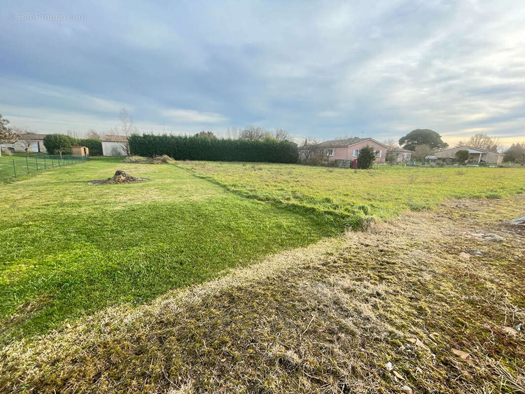 Terrain à CASTELMORON-SUR-LOT