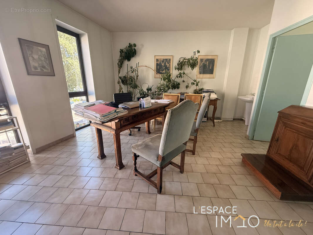 Nouveauté! local professionnel de 70 m2 avec parking et cave! - photo 3