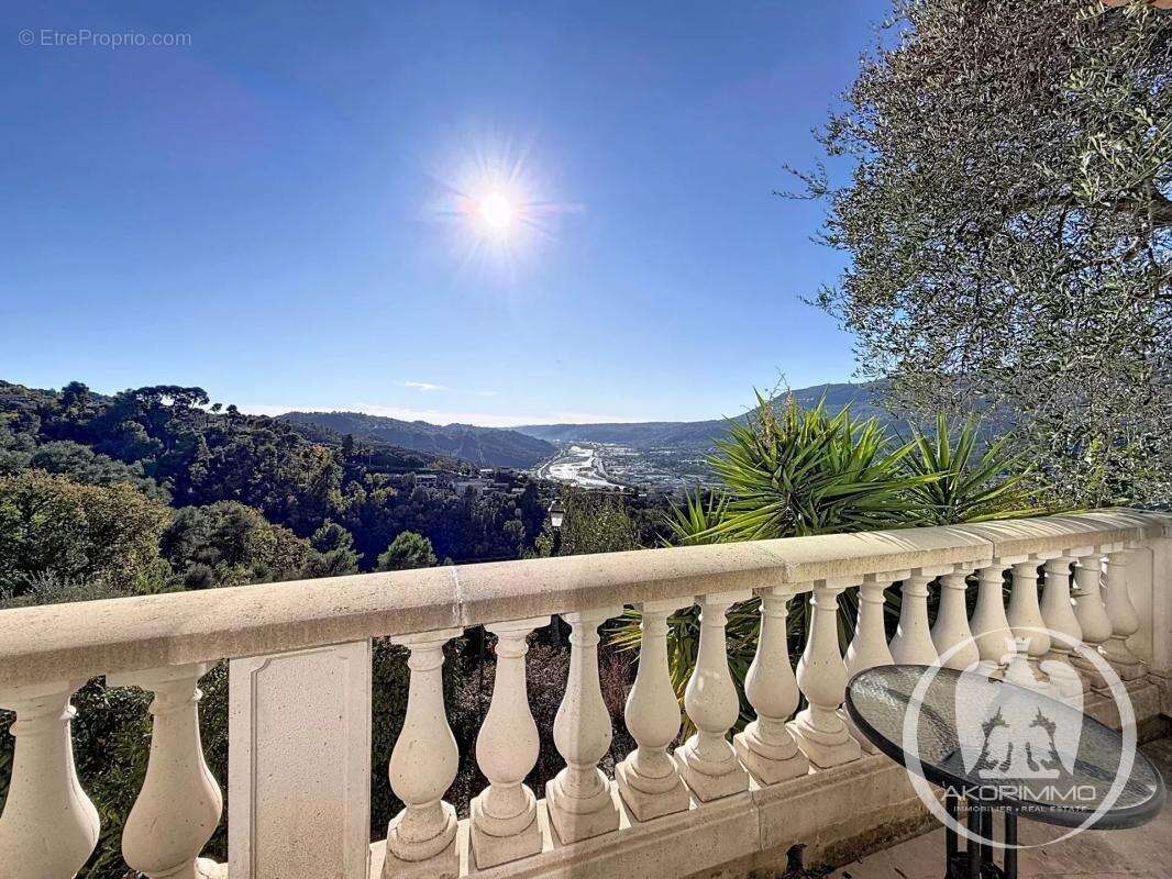 Maison à CASTAGNIERS