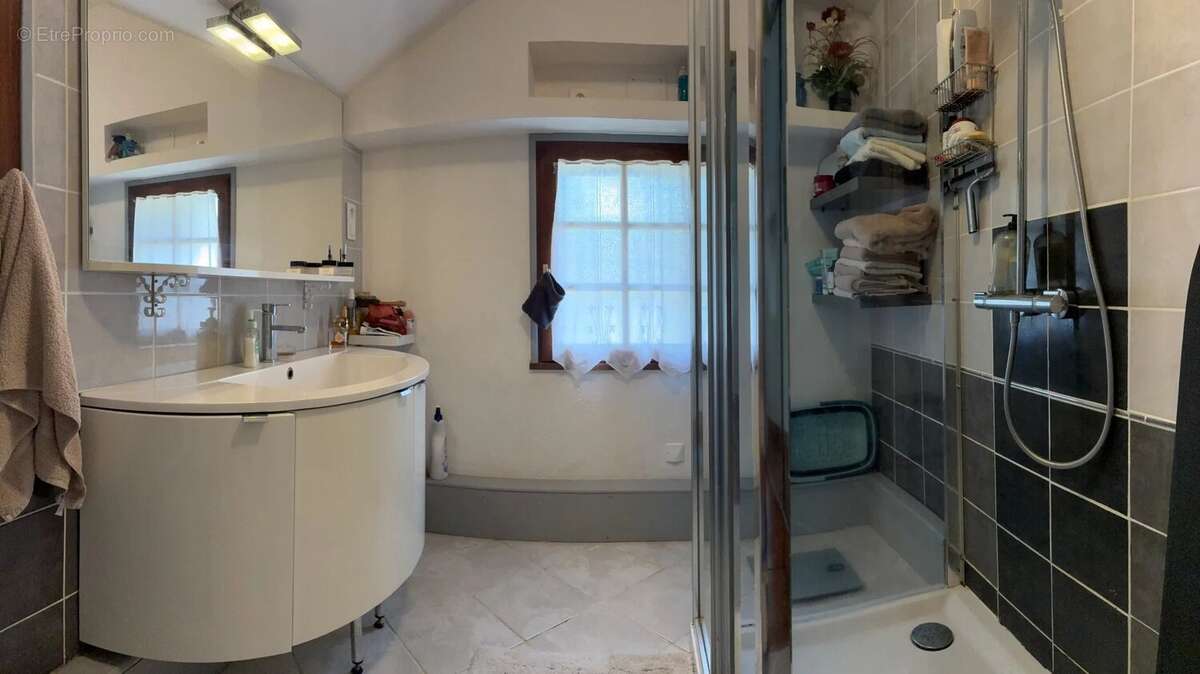 Maison rénovée avec gîte séparé de 3 chambres et piscine !! - photo 10