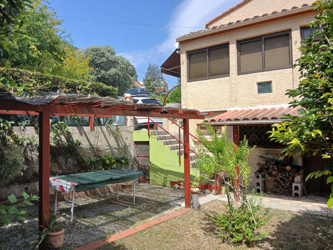 Villa sur 3 faces , 3 niveaux, 5 chambres , 2 bains, jardin , garage et parking. - photo 10