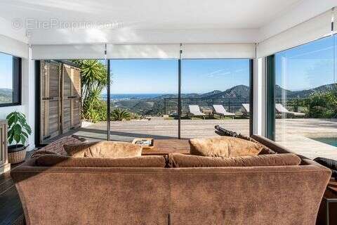 Maison 270 m² à Les Adrets-De-L'esterel  - photo 3