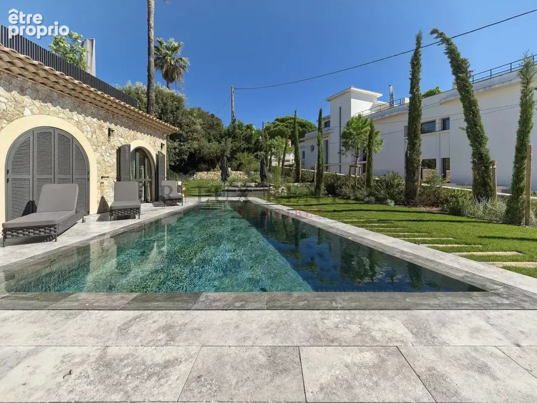 Luxueuse villa entièrement rénovée, idéalement située face aux plages du Cap d’Antibes. - photo 3