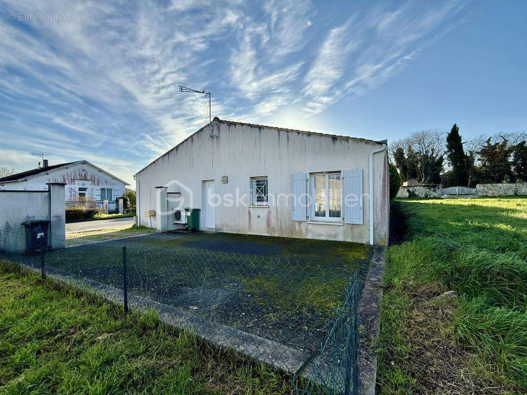 Maison à CORME-ROYAL