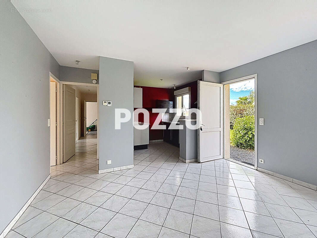 Marigny Le Lozon , maison plain pied de type F5 à 600 mètres du centre ville; bon état, jardin garage et parking privé - photo 3