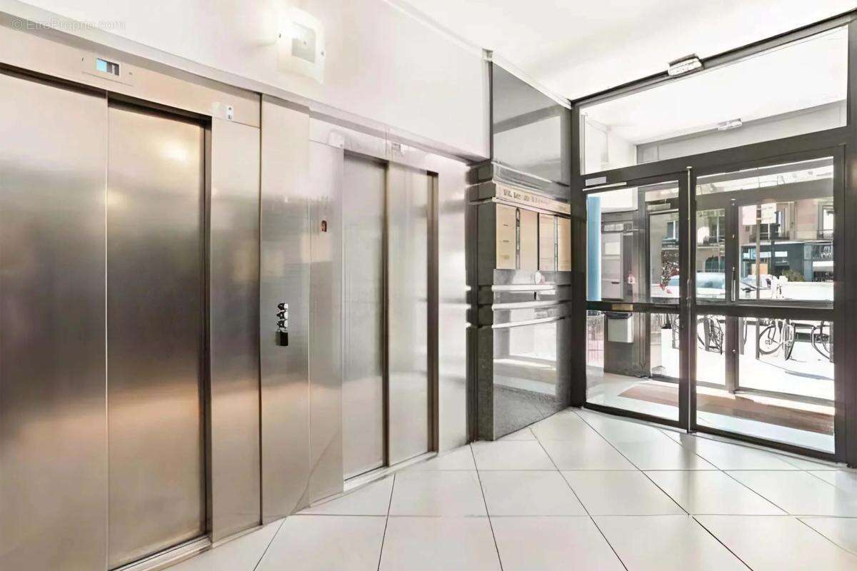 Au sein d'un immeuble tertiaire au pied du métro (Ligne 9 - Station "Billancourt"), Corpimmo vous propose à la vente des bureaux - photo 2
